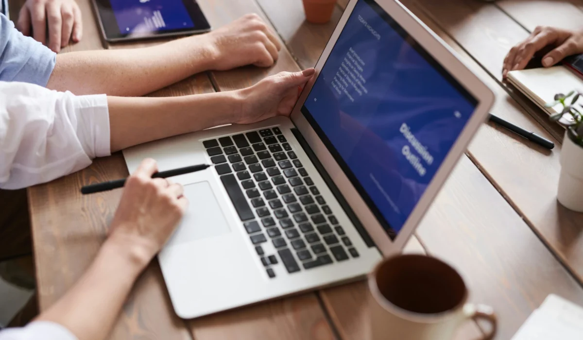 Geöffneter Laptop auf einem Tisch, während eine Person an einem Webdesign Berlin, Hamburg, Köln, München, Deutschland arbeitet