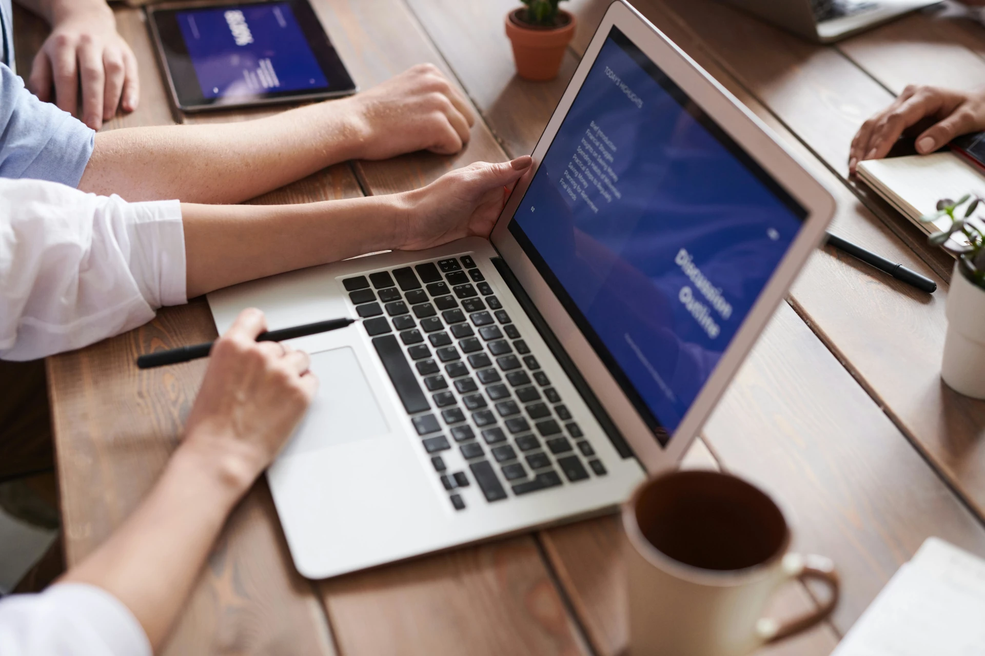 Webdesigner für Strategie und Beratung bei der Arbeit