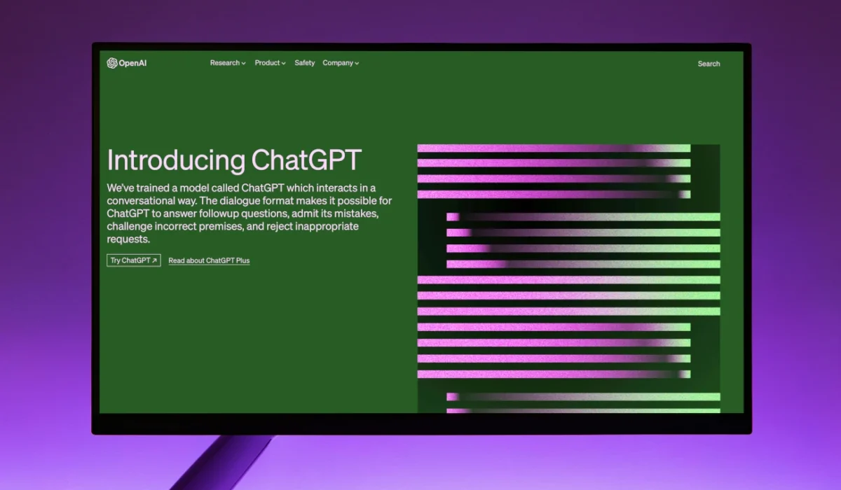 Ein Bildschirm zeigt die ChatGPT-Oberfläche von OpenAI, während Website-Texte erstellt werden