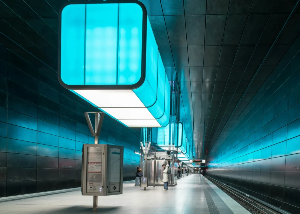 Futuristische U-Bahn-Station in Hamburg mit blauem Licht als Symbol für modernes Webdesign